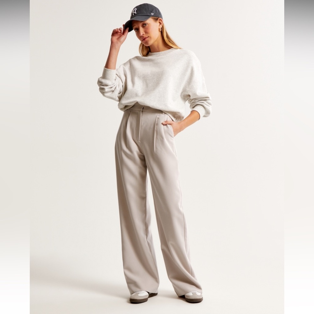 Abercrombie and Fitch pants
Sloane Tailored Wide Leg Pant
31/12 R